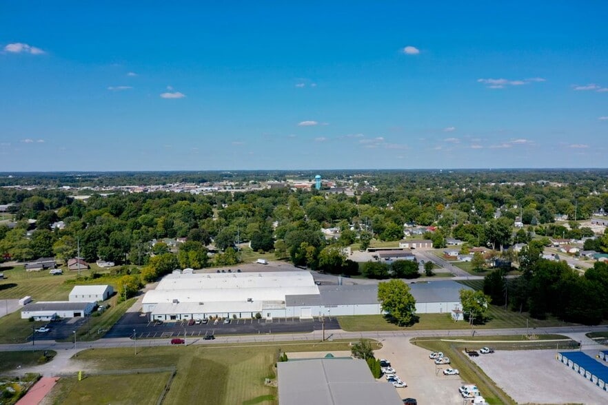 1000 Auburn Dr, Auburn, IN for sale - Building Photo - Image 2 of 18