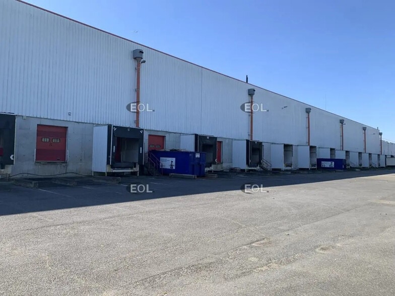 Industrial in Éragny for lease - Building Photo - Image 1 of 16