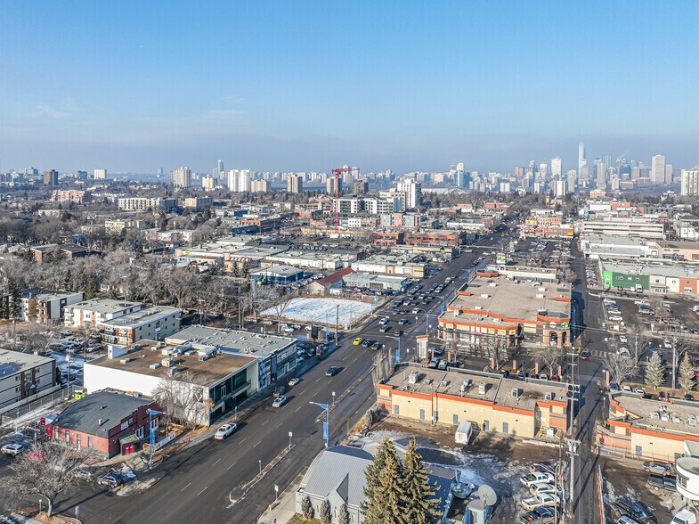 7708 104th St NW, Edmonton, AB à vendre - Aérien - Image 3 de 4