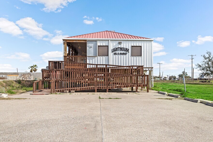 5140 Gulfway Dr, Sabine Pass, TX à vendre - Photo du bâtiment - Image 2 de 36