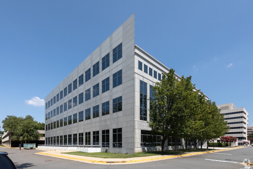 8403 Arlington Blvd, Fairfax, VA à louer - Photo du bâtiment - Image 1 de 13