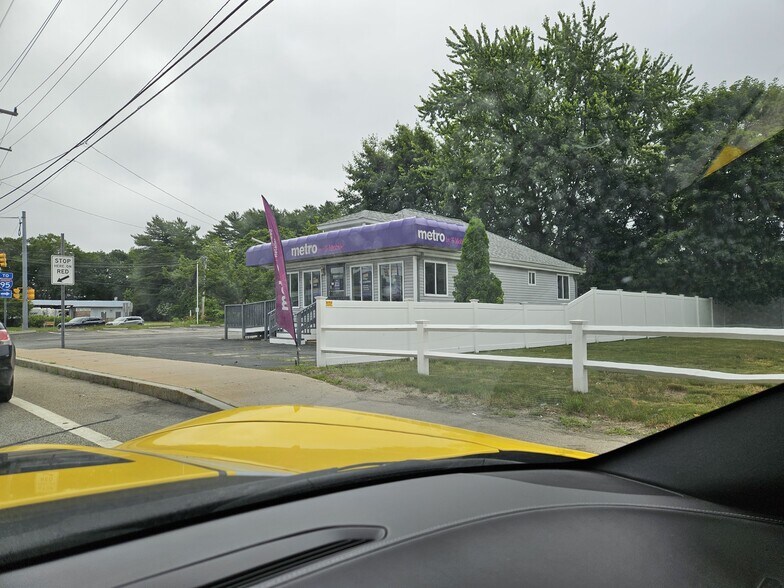 722 Tiogue Ave, Coventry, RI à vendre - Photo du bâtiment - Image 2 de 3