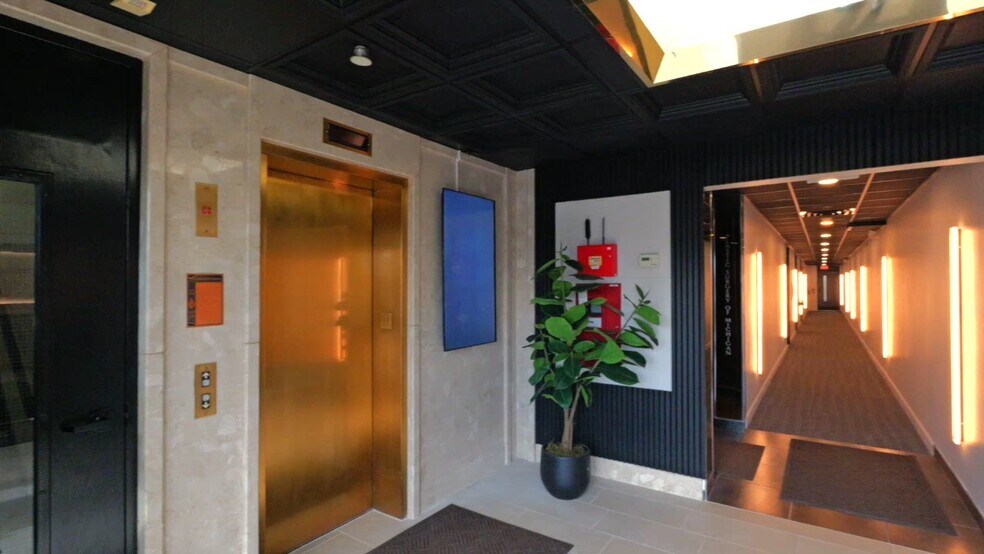 42450 W 12 Mile Rd, Novi, MI à louer - Vidéo sur l’inscription commerciale - Image 2 de 24
