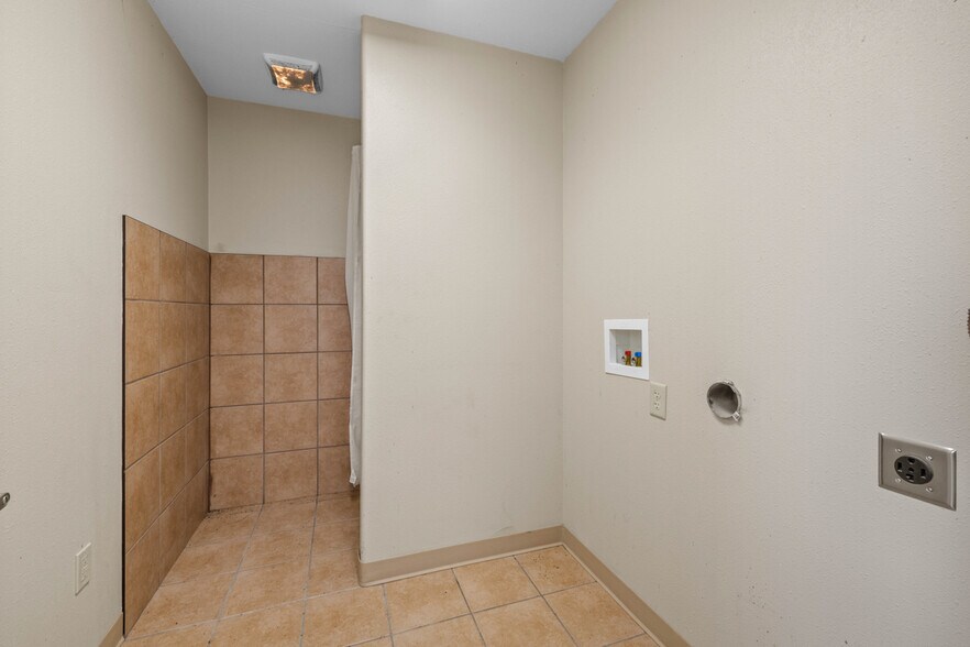 2708 30th Ave NE, Minot, ND à vendre - Photo du bâtiment - Image 3 de 42