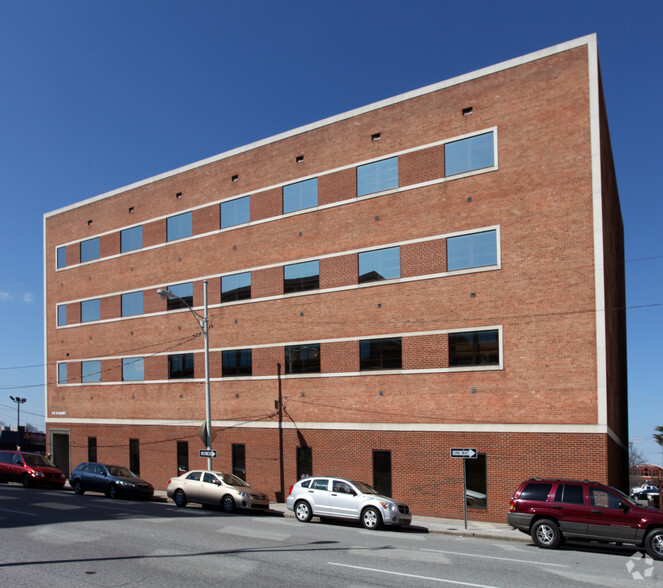 440 W Market St, Greensboro, NC for lease - Primary Photo - Image 1 of 6