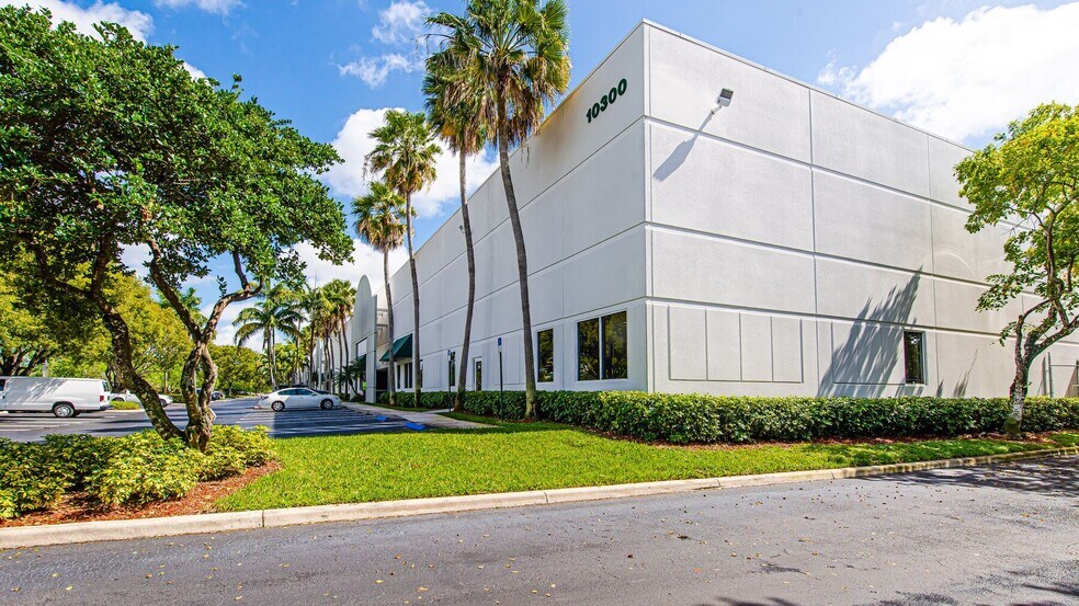 10300 NW 19th St, Miami, FL à louer - Photo du bâtiment - Image 3 de 3