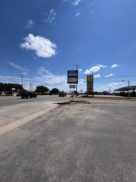 609 Pat Booker Rd, Universal City, TX à vendre - Photo du bâtiment - Image 2 de 17