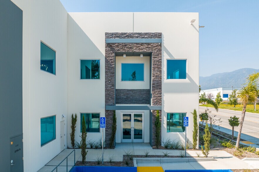 4180 N Hallmark Pky, San Bernardino, CA à louer - Photo du bâtiment - Image 2 de 7