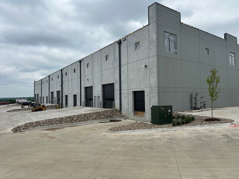 6001 Thornton Ave, Des Moines, IA à louer - Photo du bâtiment - Image 2 de 8
