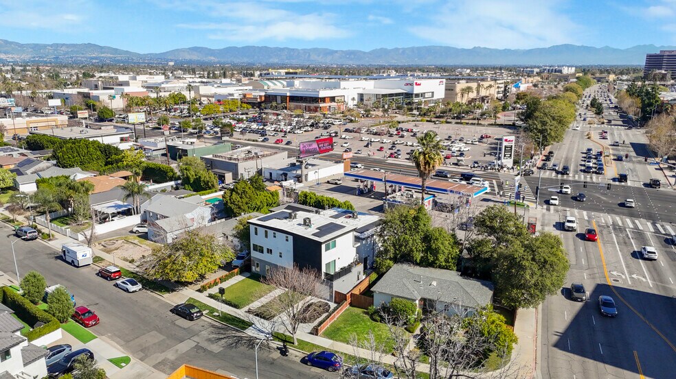 6420 Hanna Ave, Woodland Hills, CA à vendre - Photo du bâtiment - Image 3 de 16