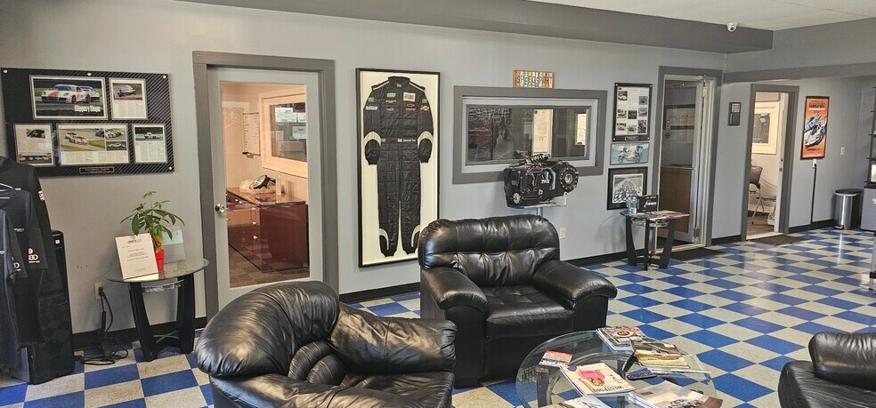 50 Miry Brook Rd, Danbury, CT à vendre - Photo du bâtiment - Image 3 de 35