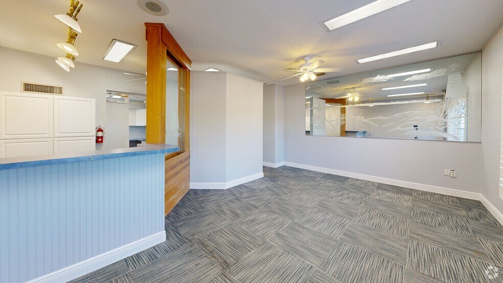 1511 Indian Rocks Rd S, Largo, FL à vendre - Photo du bâtiment - Image 3 de 26