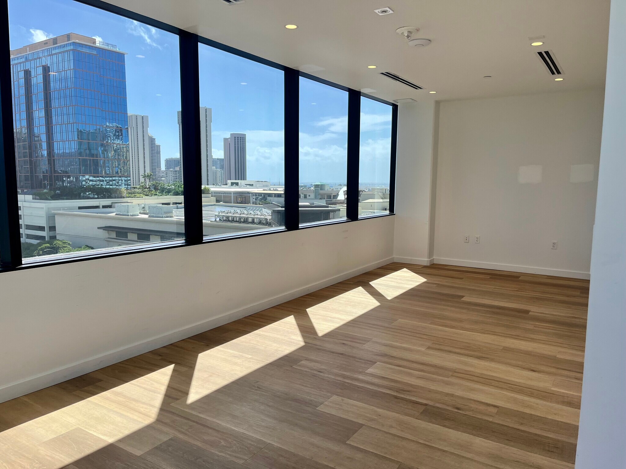 1440 Kapiolani Blvd, Honolulu, HI for lease Interior Photo- Image 1 of 3