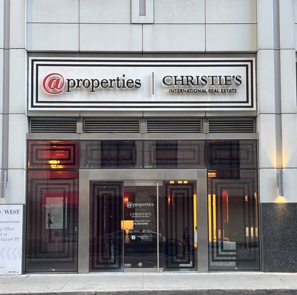 906 N State St, Chicago, IL for lease - Building Photo - Image 3 of 9