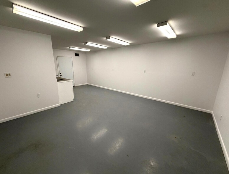 4222 Russell Dr, Corpus Christi, TX for lease - Building Photo - Image 3 of 8