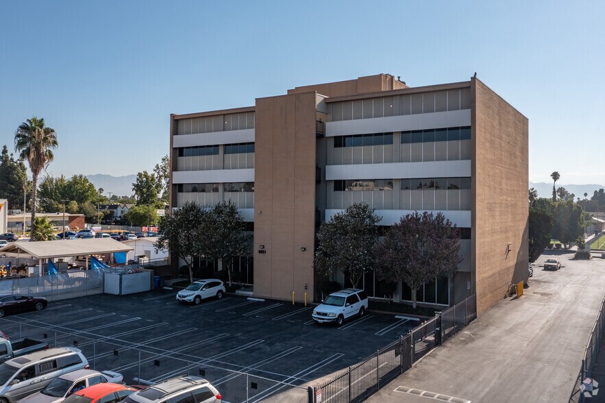 6851 Lennox Ave, Van Nuys, CA à louer - Photo du bâtiment - Image 2 de 14