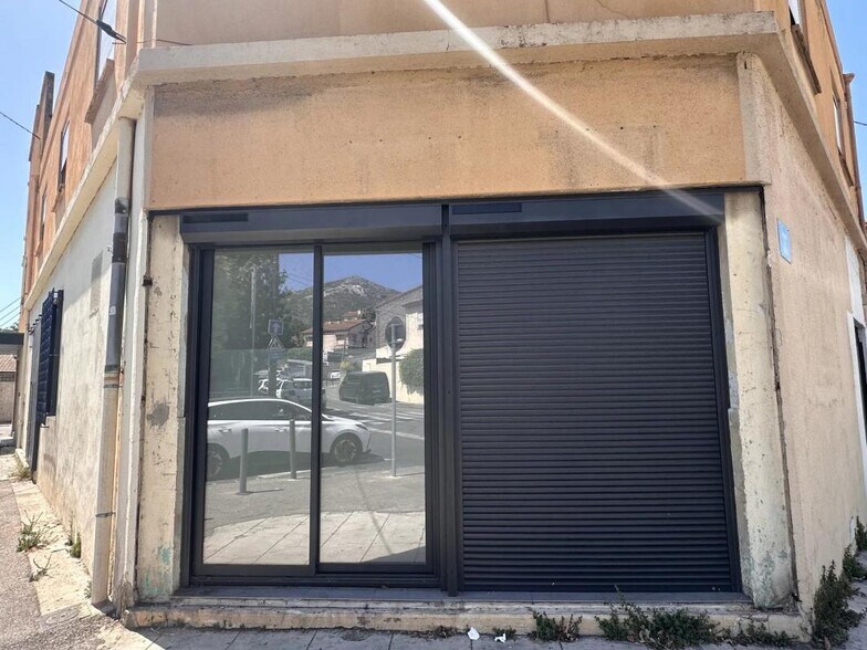 Commerce de détail dans Marseille 11Eme à louer - Photo du bâtiment - Image 1 de 4