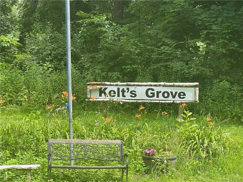 1 Kelts Grv, Waterford, NY à vendre - Photo du bâtiment - Image 2 de 25
