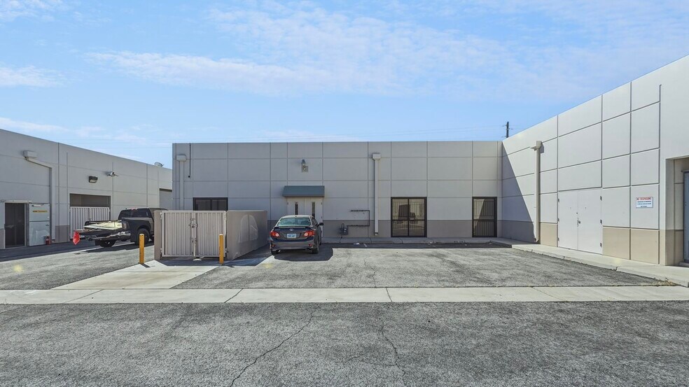7285 Dean Martin Dr, Las Vegas, NV à louer - Photo du bâtiment - Image 3 de 7