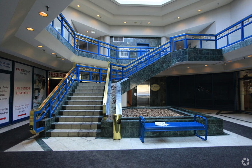 7300-7330 Yonge St, Vaughan, ON for lease - Lobby - Image 2 of 9