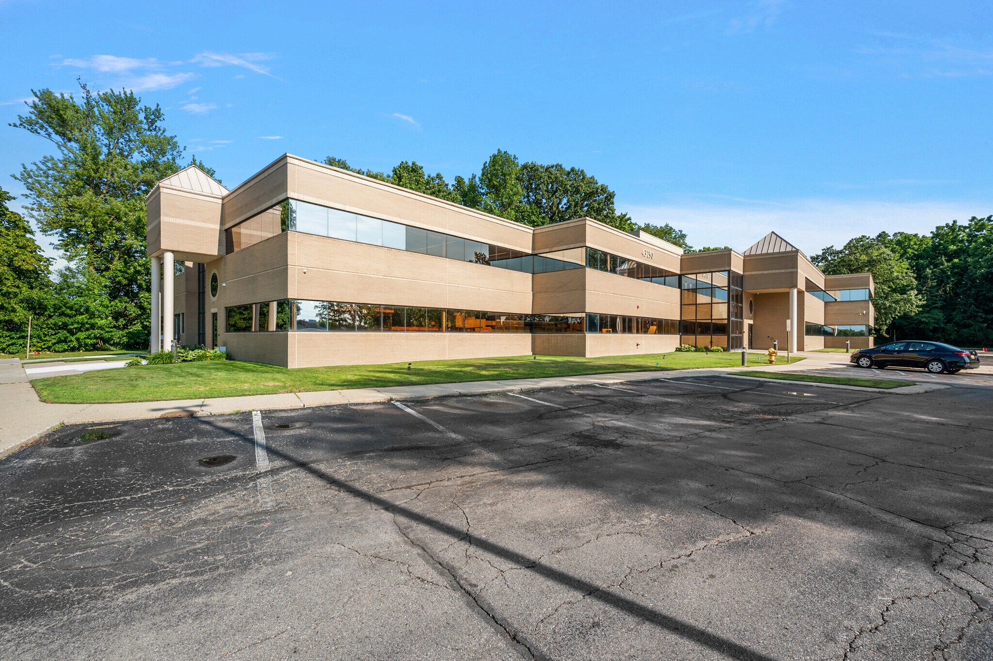 43750 Garfield Rd, Clinton Township, MI à louer Photo du bâtiment- Image 1 de 22