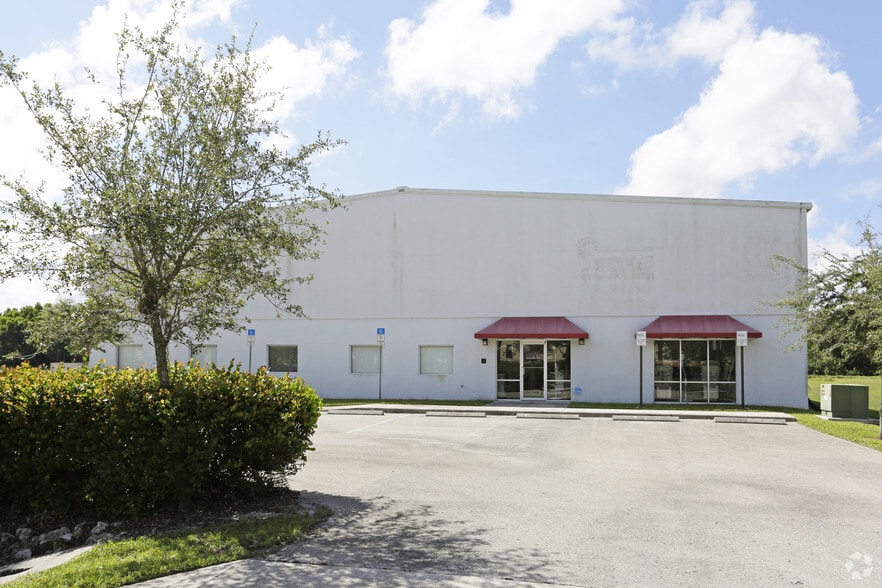 7899 Drew Cir, Fort Myers, FL for lease - Building Photo - Image 3 of 7