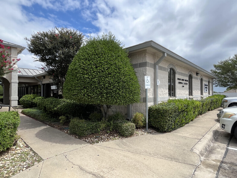 3106 S W S Young Dr, Killeen, TX for lease - Building Photo - Image 1 of 21