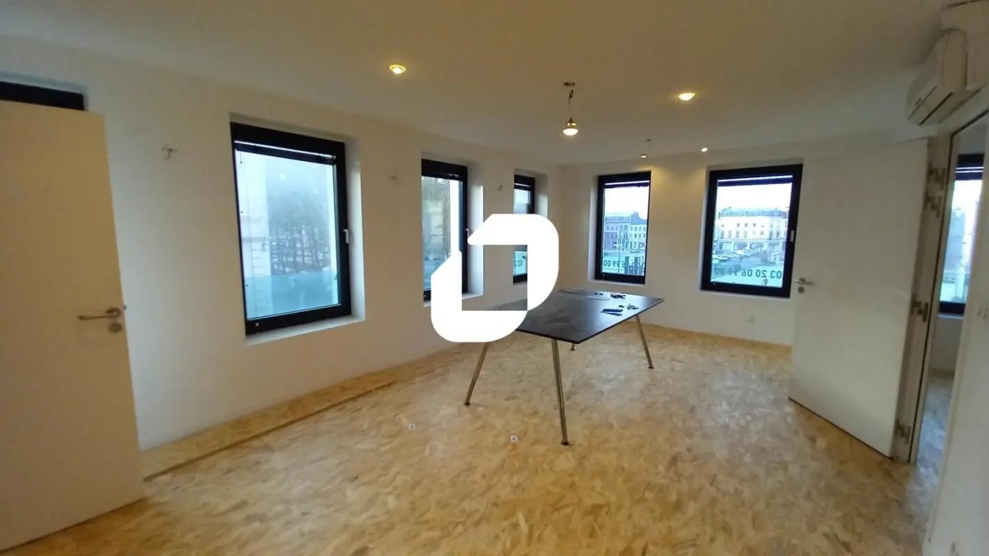 Office in Roubaix for lease Interior Photo- Image 1 of 11