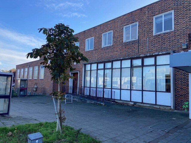 14-16 Elm Rd, Chessington à louer - Photo du bâtiment - Image 3 de 6
