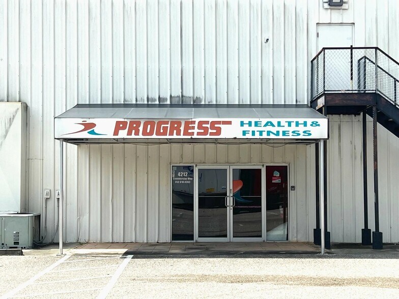 4210 Commercial Way, Spring Hill, FL à louer - Photo du bâtiment - Image 2 de 4