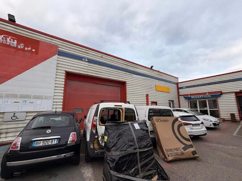 Local d'activités dans Décines-Charpieu à vendre - Photo du bâtiment - Image 3 de 9