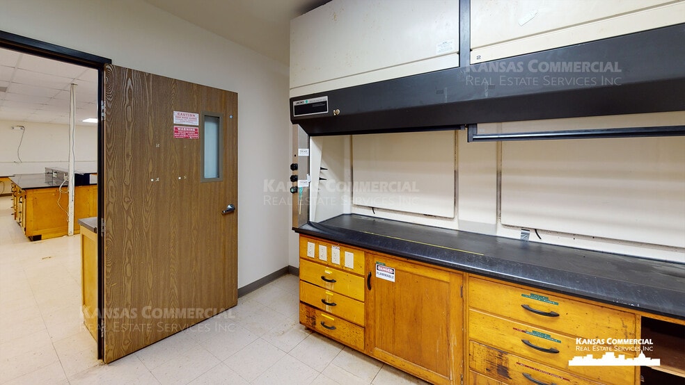 6531 SE Forbes Ave, Topeka, KS for lease - Interior Photo - Image 2 of 8