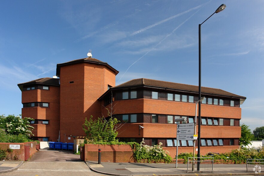 369 Burnt Oak Broa, Edgware à louer - Photo du bâtiment - Image 2 de 13