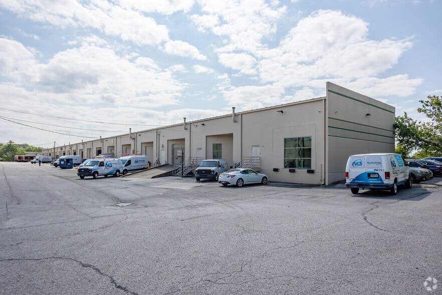 900-919 Airpark Center Dr, Nashville, TN à louer - Photo du bâtiment - Image 3 de 4
