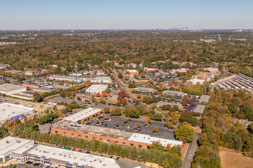 10100 Park Cedar Dr, Charlotte, NC à louer - Photo du bâtiment - Image 3 de 12