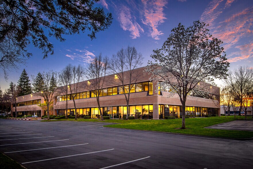 1300 National Dr, Sacramento, CA à louer - Photo du bâtiment - Image 3 de 18
