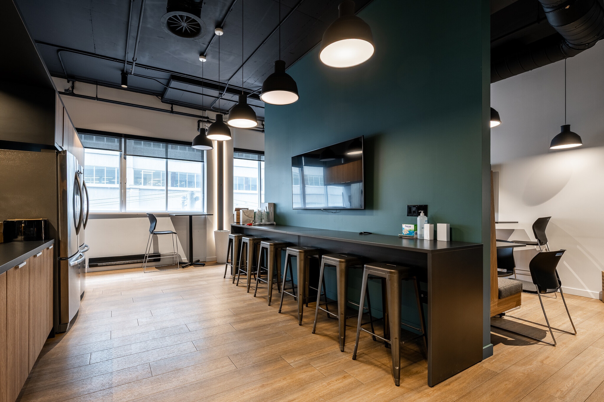 160 Rue Saint-Viateur E, Montréal, QC for lease Interior Photo- Image 1 of 9