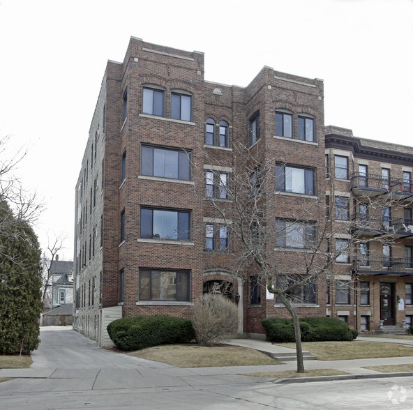 2564-2566 N Lake Dr, Milwaukee, WI for sale - Building Photo - Image 2 of 2