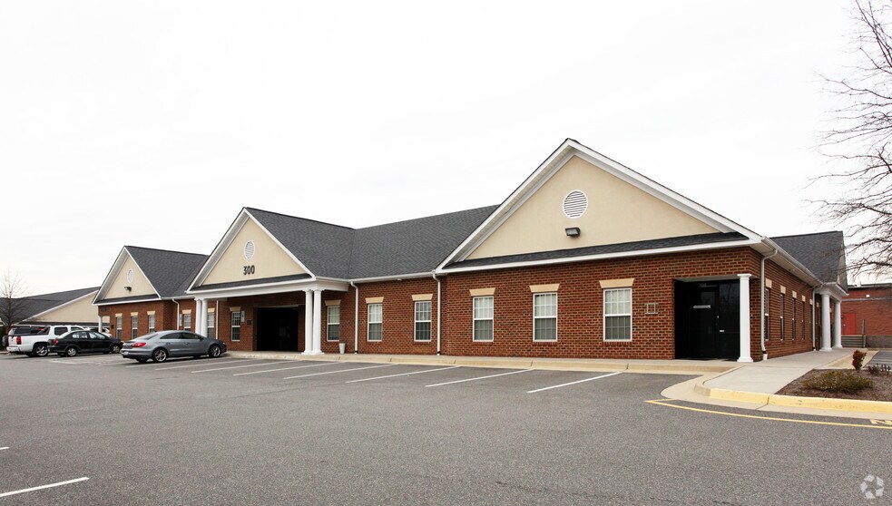 10712 Ballantraye Dr, Fredericksburg, VA à louer - Photo du bâtiment - Image 3 de 9