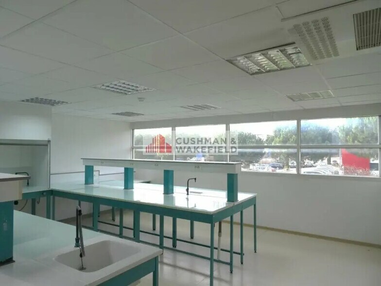 Office in Nîmes for lease - Interior Photo - Image 2 of 2