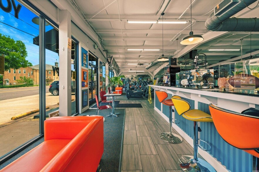 1100 & 1034 Malvern Ave portfolio of 2 properties for sale on LoopNet.ca - Building Photo - Image 3 of 35