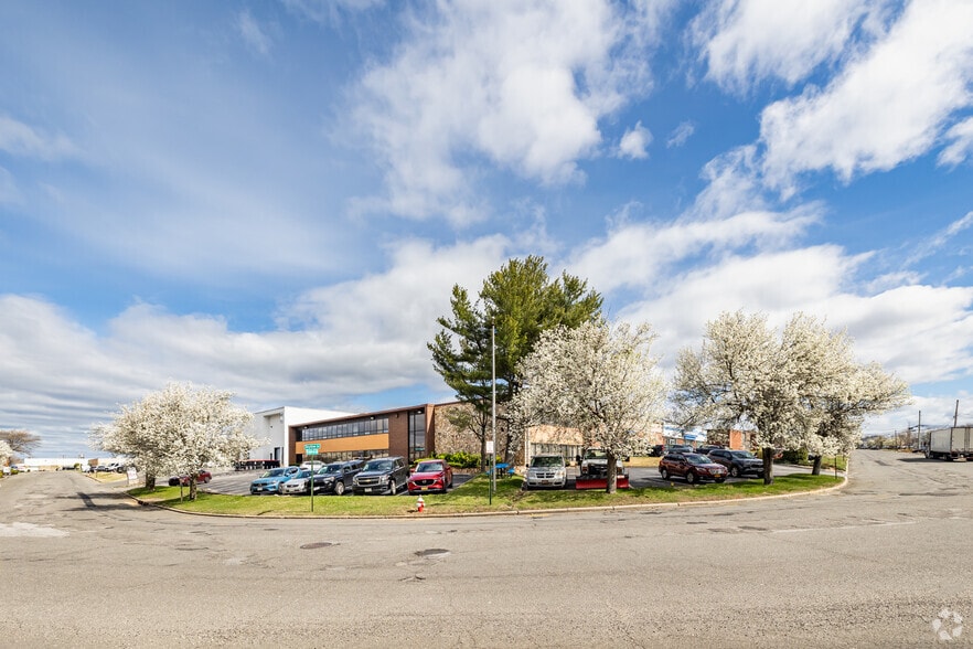 80 Skyline Dr, Plainview, NY for lease - Building Photo - Image 2 of 11