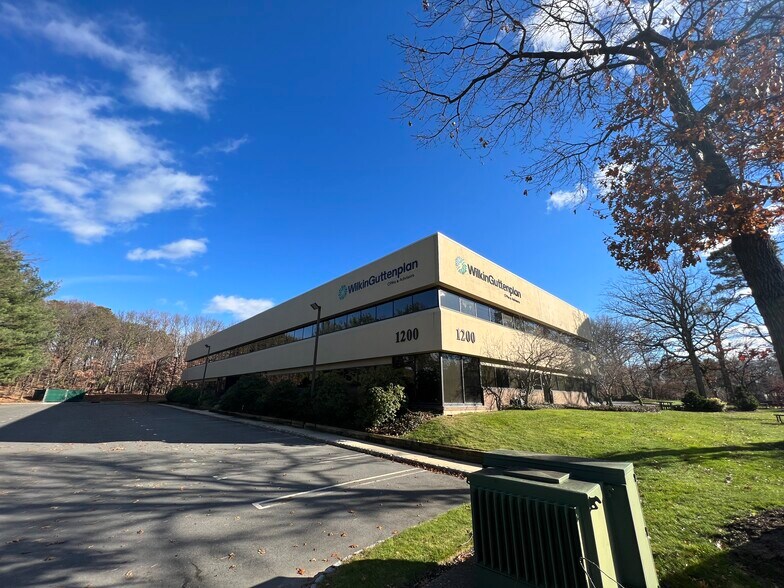 1200 Tices Ln, East Brunswick, NJ à louer - Photo du bâtiment - Image 3 de 8