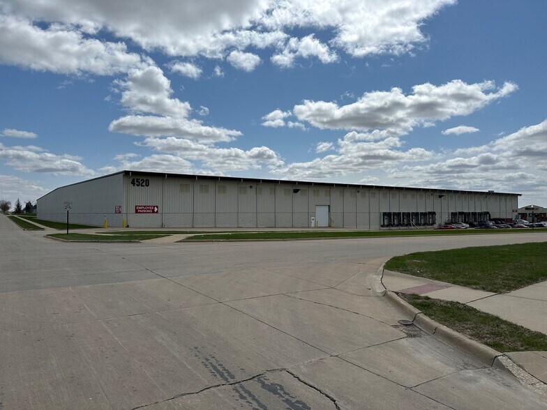 4520 20th Ave SW, Cedar Rapids, IA à vendre - Photo du bâtiment - Image 2 de 14