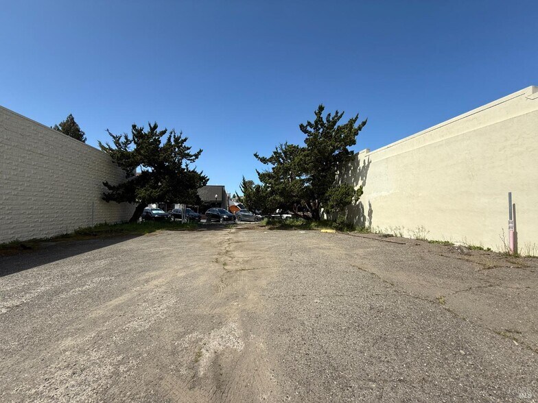 330 Center St, Healdsburg, CA à vendre - Photo du bâtiment - Image 3 de 4