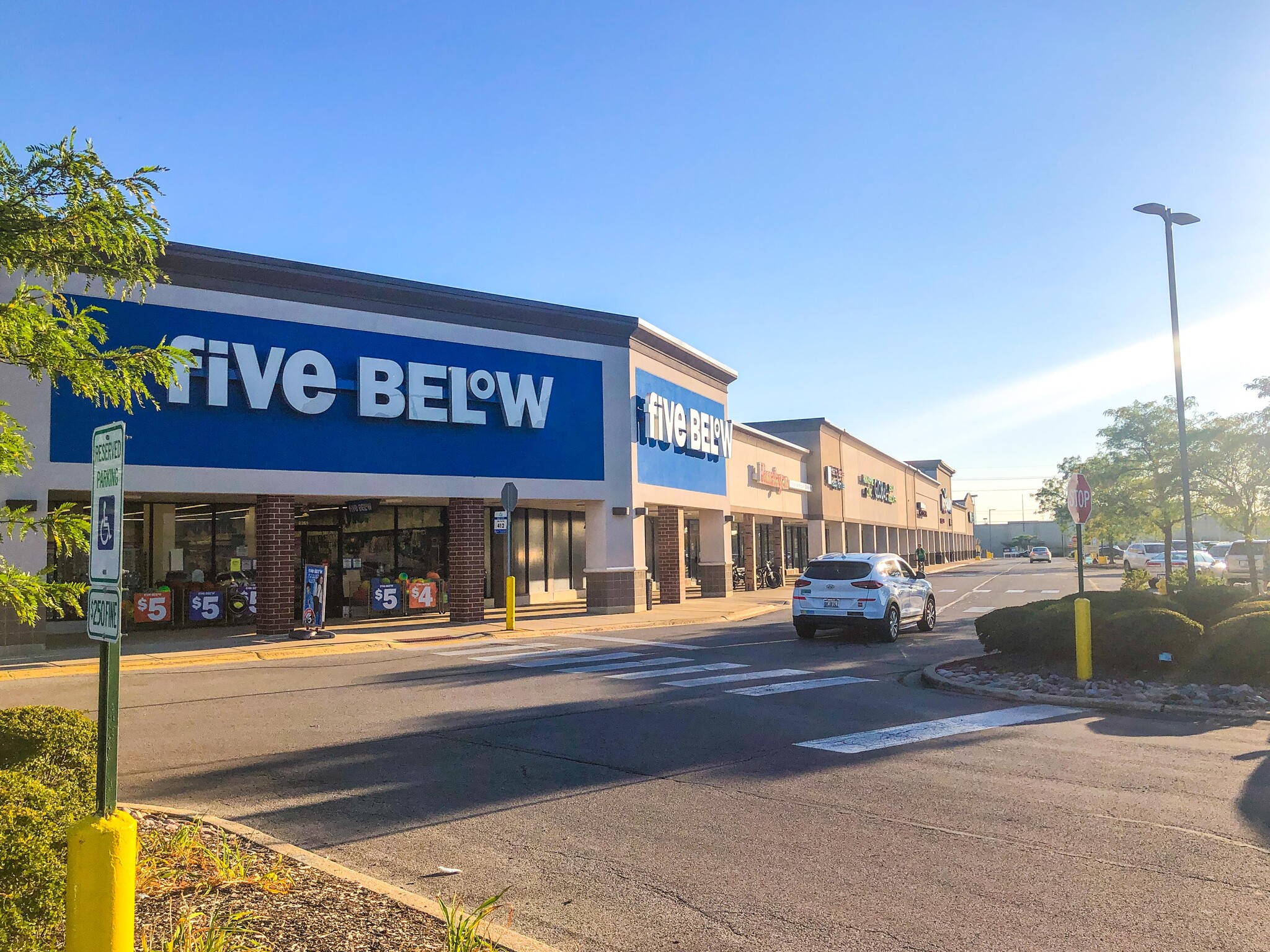 8201-8307 W Golf Rd, Niles, IL for lease Building Photo- Image 1 of 13