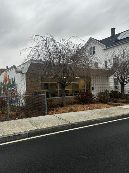 583 Harris Ave, Providence, RI for sale - Building Photo - Image 2 of 11