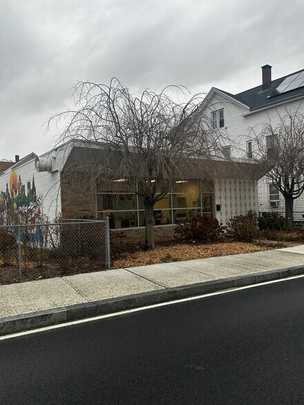 583 Harris Ave, Providence, RI à vendre - Photo du bâtiment - Image 2 de 11