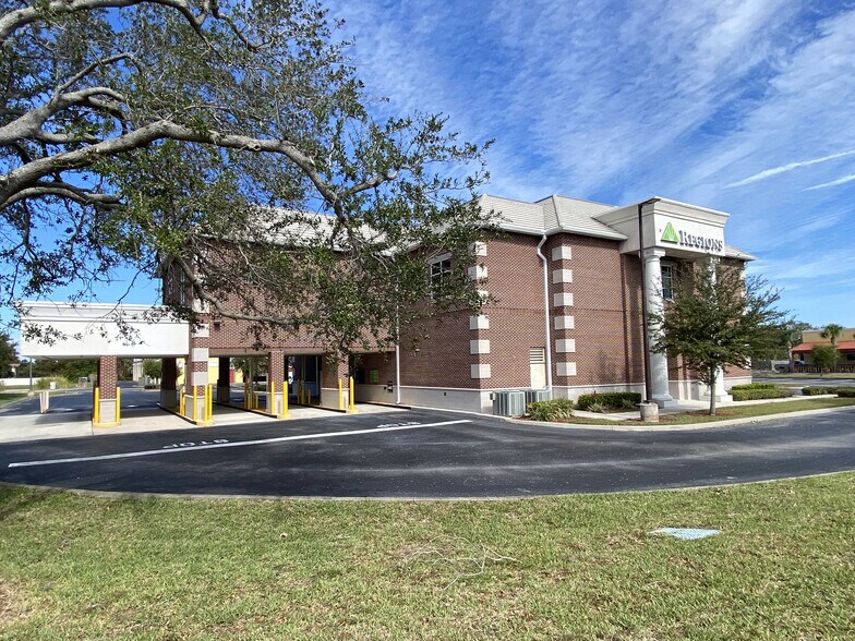 7750 N Wickham Rd, Melbourne, FL à louer - Photo du bâtiment - Image 3 de 6
