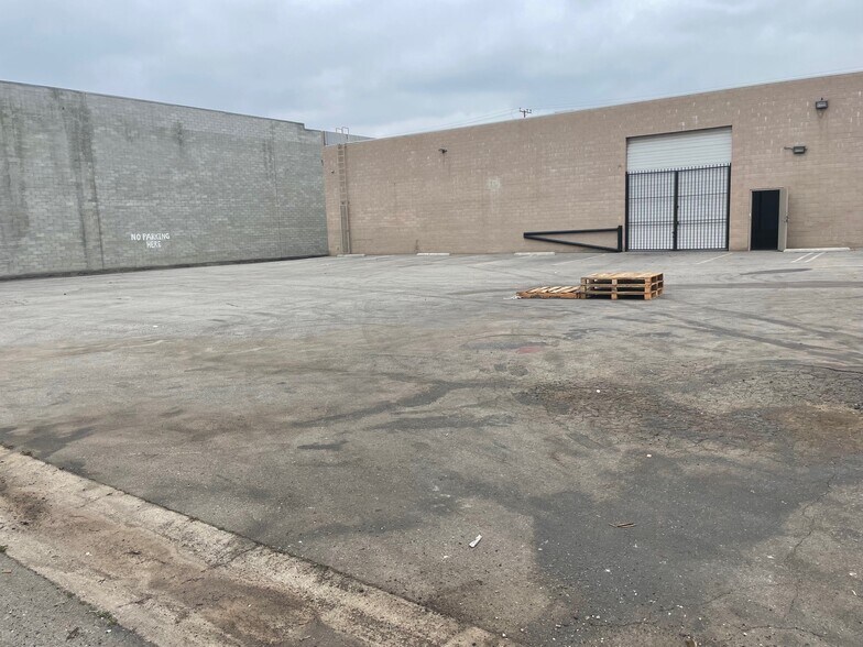 9256 Owensmouth Ave, Chatsworth, CA à louer - Photo du bâtiment - Image 3 de 7